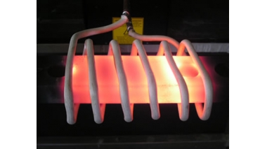 感应淬火设备在对钢铁件进行淬火回火的过程中，需要注意哪些方面？