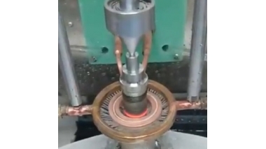 当采用高频感应加热设备对钻杆接头进行热处理时，需要注意哪些方面？